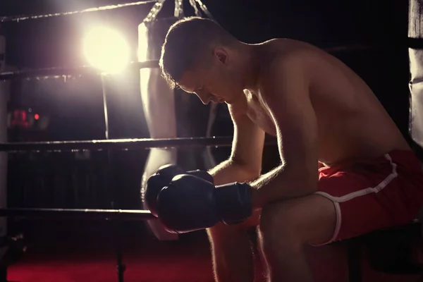 Profesyonel boksör eğitim sırasında molası — Stok fotoğraf