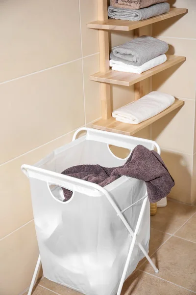 Korg med tvätt på golvet i badrum — Stockfoto