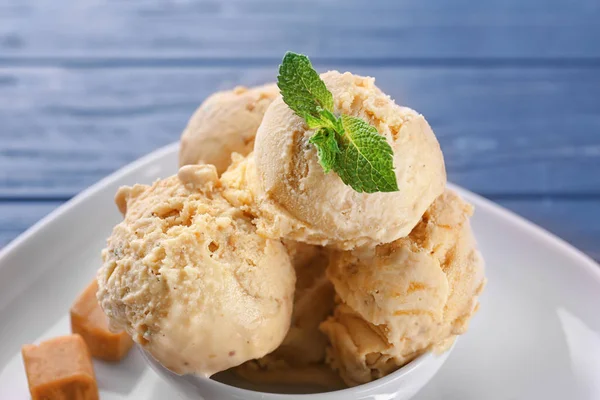 Karamel ile lezzetli dondurma — Stok fotoğraf