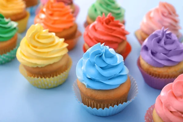 Leckere Cupcakes Auf Farbigem Hintergrund — Stockfoto