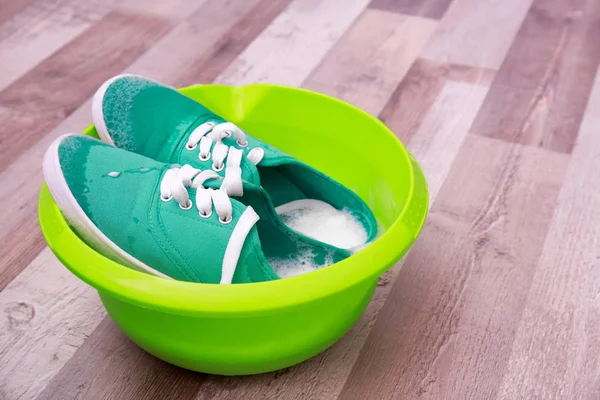 Sepasang sepatu pirus di dalam baskom plastik — Stok Foto