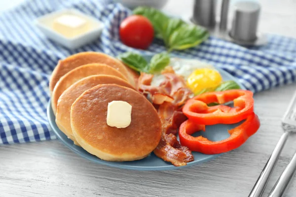 krep, biber, kızarmış yumurta ve domuz pastırması