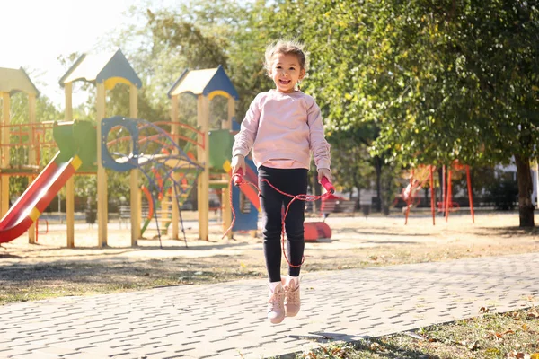 Schattig meisje springtouw, buitenshuis — Stockfoto