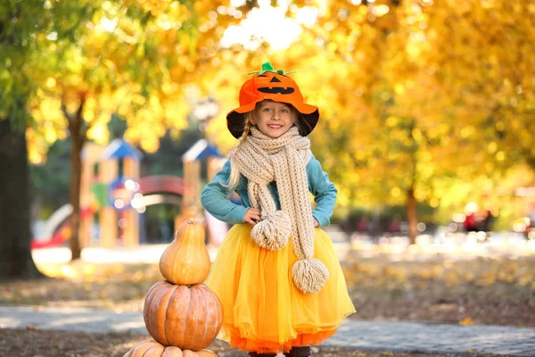 Sonbahar parkta Halloween kostüm giyen sevimli küçük kız — Stok fotoğraf