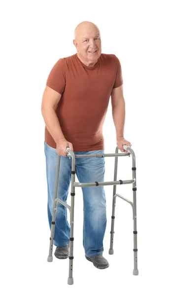 Anciano con marco para caminar sobre fondo blanco — Foto de Stock