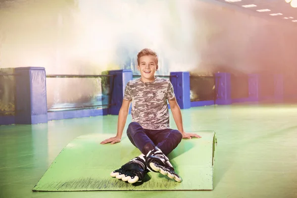 Encantador adolescente en pista de patinaje — Foto de Stock