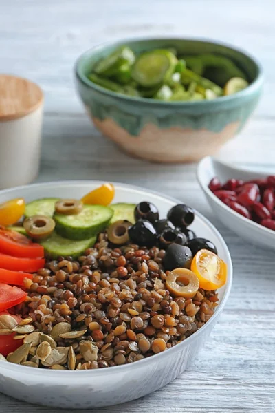 Mercimek püresi, zeytin ve taze sebzeler tablo ile plaka — Stok fotoğraf