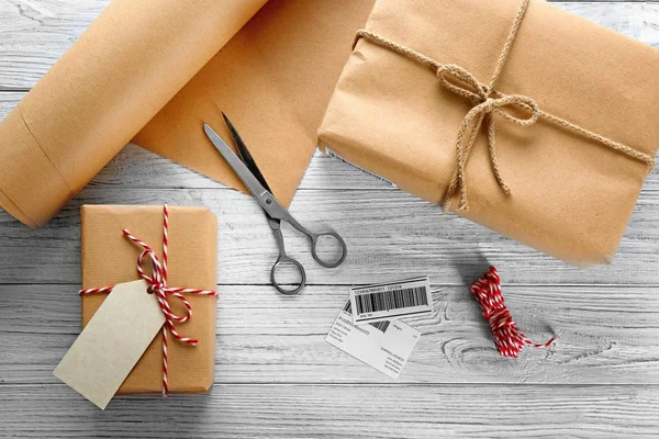 Komposition mit Paket-Geschenkboxen auf Holzgrund — Stockfoto