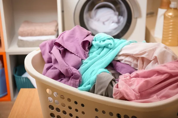 Korb mit Wäsche auf dem Tisch im Badezimmer — Stockfoto