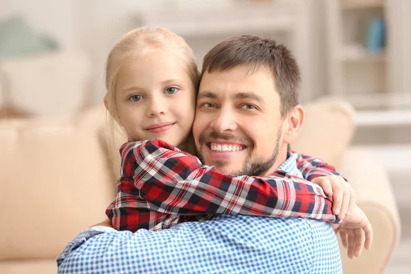 Linda niña abrazando a su padre en casa —  Fotos de Stock