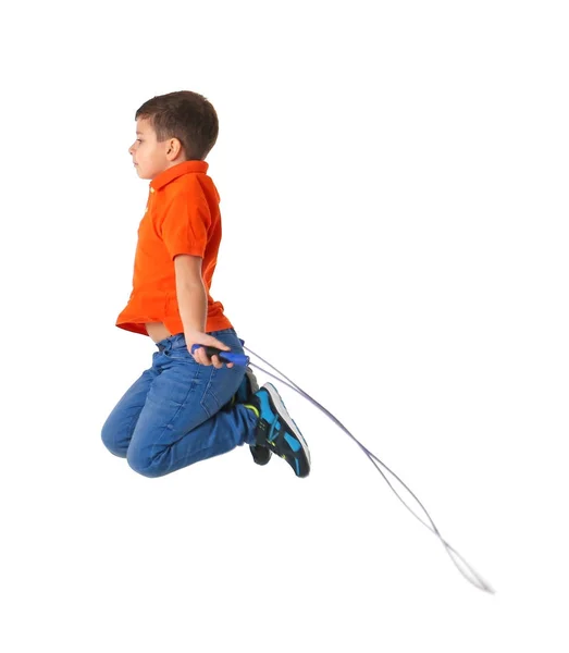 Bonito menino brincando com pulando corda no fundo branco — Fotografia de Stock