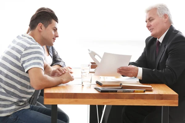 Jong (echt) paar vergadering met consultant in kantoor — Stockfoto