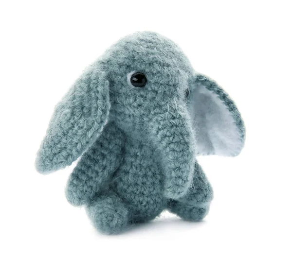 Draguta tricotat jucărie elefant pe fundal alb — Fotografie, imagine de stoc