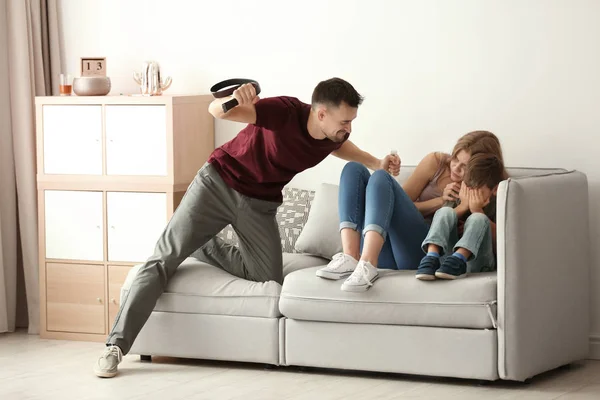 Чоловік погрожує синові і дружині вдома — стокове фото