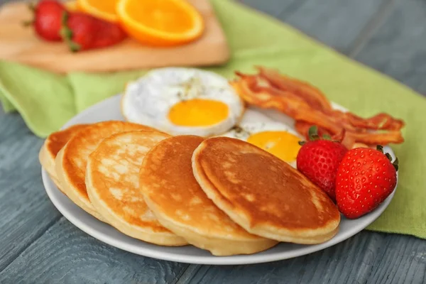 Pfannkuchen, Erdbeeren, Spiegeleier und Speck — Stockfoto