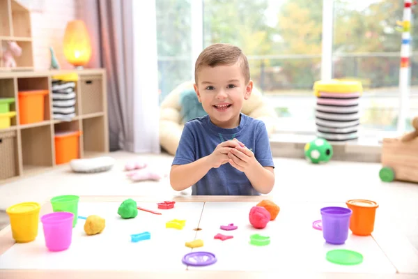 Kleine jongen die zich bezighouden met playdough modelleren op kinderdagverblijf — Stockfoto