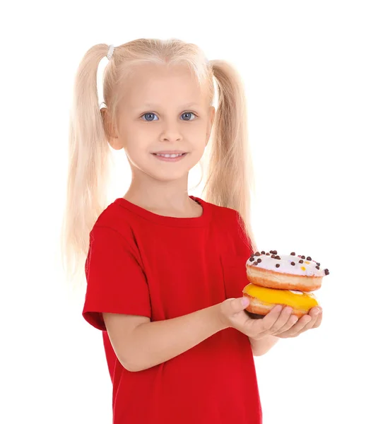 Маленька дівчинка з солодкими пончиками на білому тлі — стокове фото