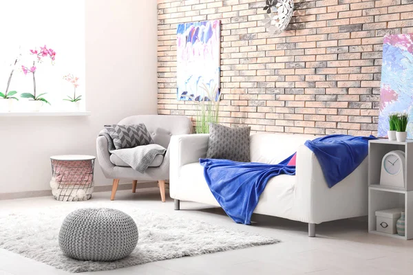 Weißes Haus mit blauen Fenstern in einem kretischen Dorf Oia, Santorini