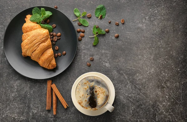 Composição com croissant saboroso e café em fundo cinza — Fotografia de Stock