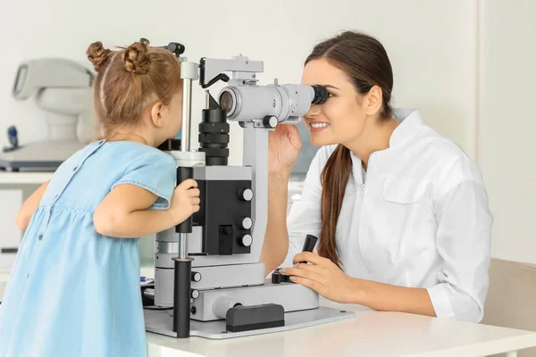 Милый маленький ребенок в кабинете офтальмолога — стоковое фото