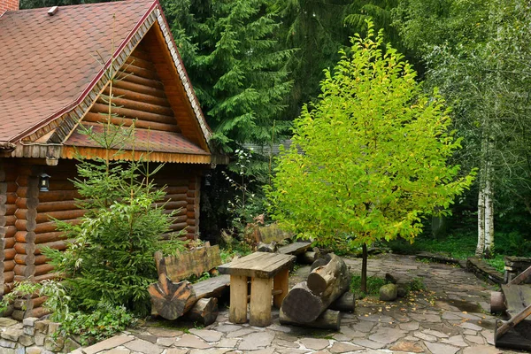 Casa de madera con mesa y bancos en el resort de montaña — Foto de Stock