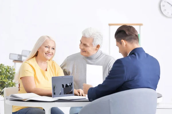 Reunião de casal sênior com consultor no escritório — Fotografia de Stock