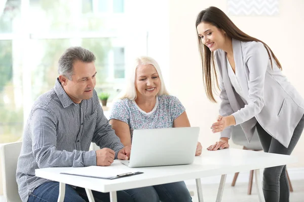 Versicherungsagentin berät Seniorehepaar im Büro — Stockfoto