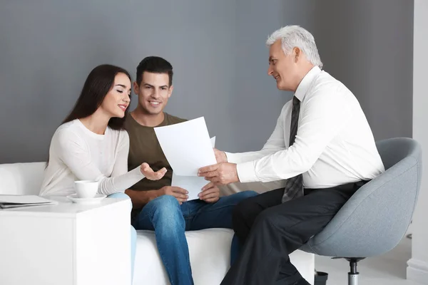 Joven pareja reuniéndose con consultor en oficina — Foto de Stock