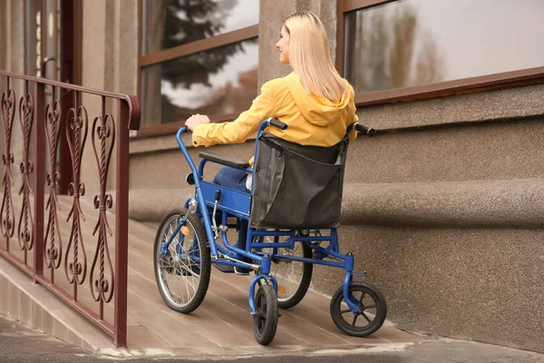 Femme en fauteuil roulant sur la rampe à l'extérieur — Photo