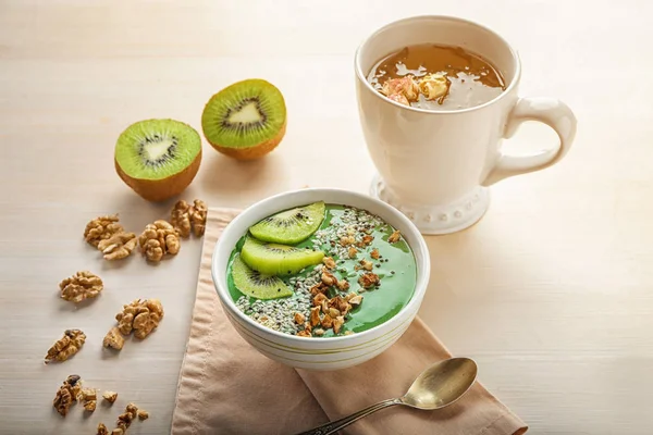 Composición con delicioso batido de espirulina sobre mesa de madera. Concepto de comida vegana saludable —  Fotos de Stock