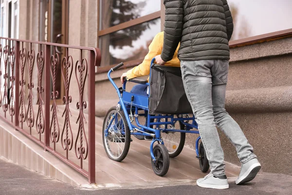 Mann und seine Frau im Rollstuhl auf Rampe im Freien — Stockfoto