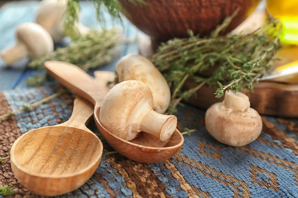 Färska Champinjoner Champinjoner Med Träslevar Bord — Stockfoto