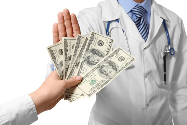 Médico se recusando a aceitar suborno de mulher no fundo branco, close-up — Fotografia de Stock