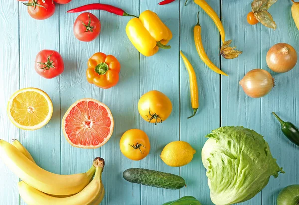 Composição criativa feita de frutas e legumes — Fotografia de Stock