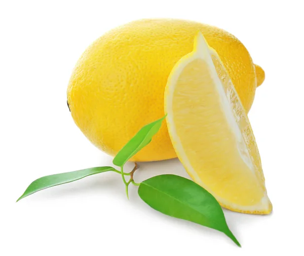 Citron frais mûr et tranche sur fond blanc — Photo