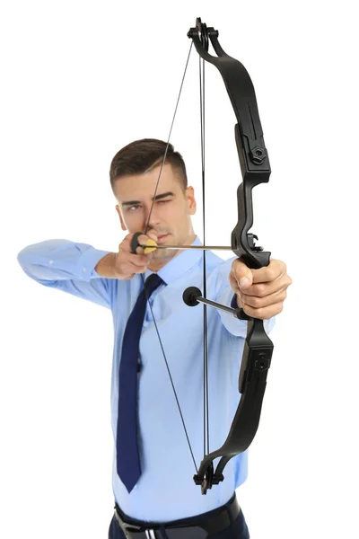Giovane uomo d'affari praticare tiro con l'arco su sfondo bianco — Foto Stock