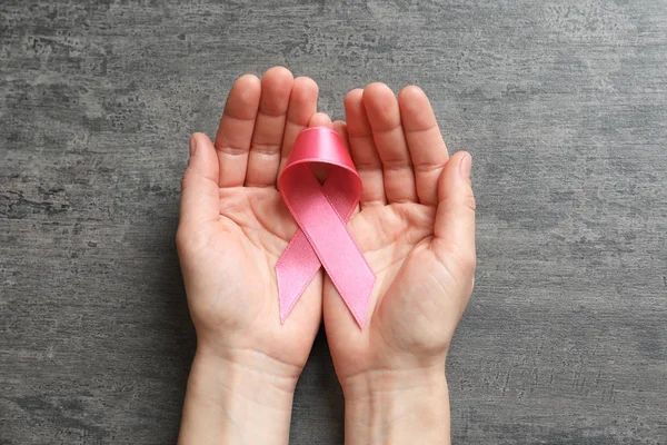 Mujer sosteniendo cinta rosa — Foto de Stock