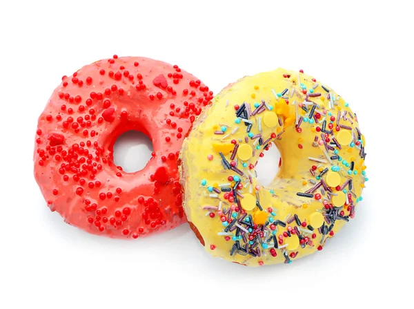 Kleurrijke donuts met hagelslag op witte achtergrond — Stockfoto