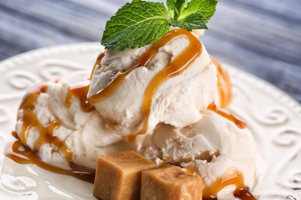 Delicioso helado con caramelo —  Fotos de Stock