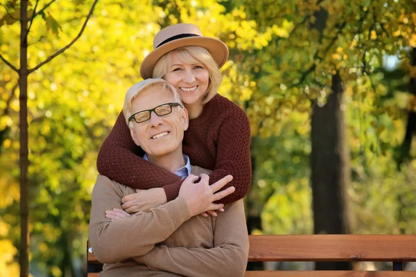 Милая пожилая пара в осеннем парке — стоковое фото