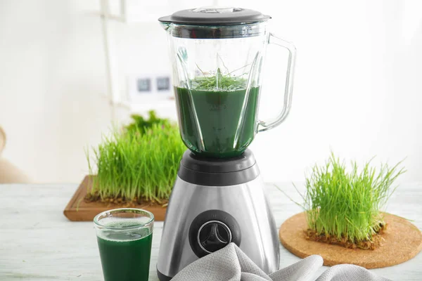 Blender dengan jus rumput gandum — Stok Foto