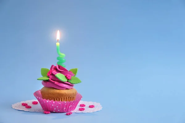 Prachtig Ingericht Cupcake Met Kaars Kleur Achtergrond — Stockfoto