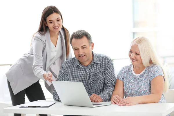 Vrouwelijke verzekeringsagent consulting senior paar in kantoor — Stockfoto