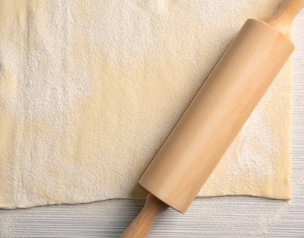 Raw puff dough and rolling pin — Stock Photo, Image