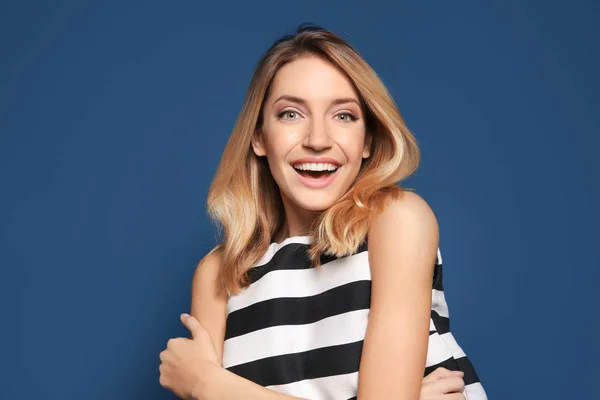 Usmívající se žena v pruhované triko na barvu pozadí — Stock fotografie
