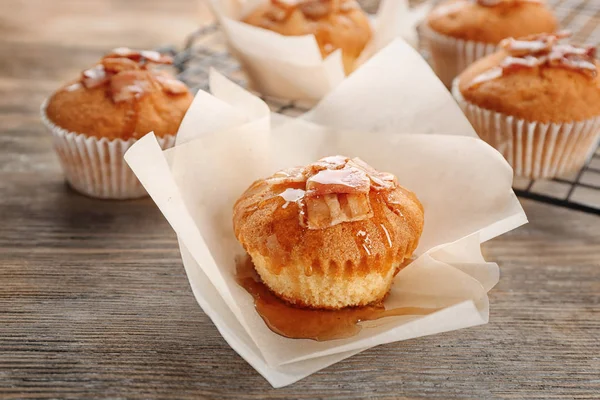 Savoureux muffin au bacon sur la table — Photo