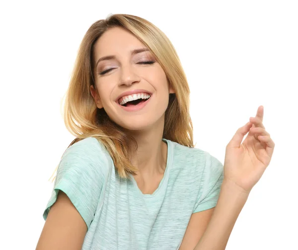 Mujer sonriente en camiseta casual sobre fondo blanco —  Fotos de Stock