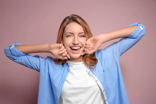 Usmívající se žena v neformálním oblečení na barvu pozadí — Stock fotografie
