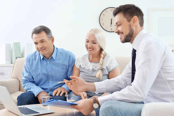 Male insurance agent consulting senior couple in office — Stock Photo, Image