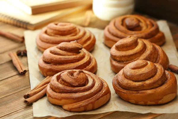 Rollos de canela dulce en mesa de madera —  Fotos de Stock